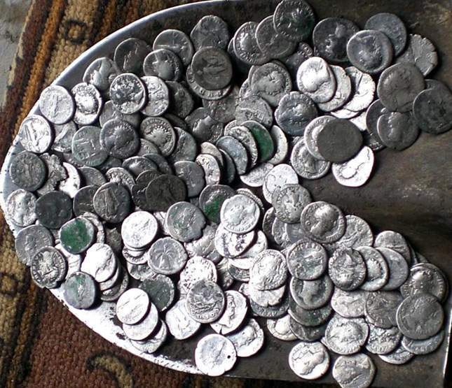 spadeful-of-roman-coins-one-photo-01