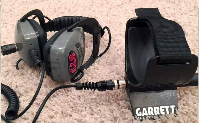 garrett-at-female-headphone-jack-on-the-shaft-01