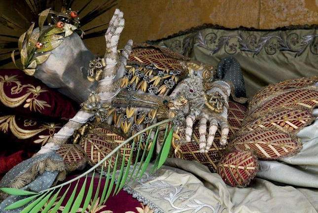 the-dead-with-jewelry-really-creepy-photos-05