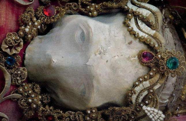the-dead-with-jewelry-really-creepy-photos-06