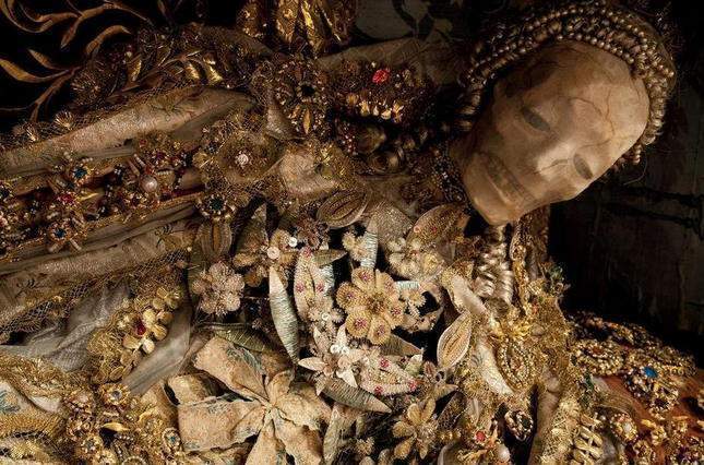 the-dead-with-jewelry-really-creepy-photos-11