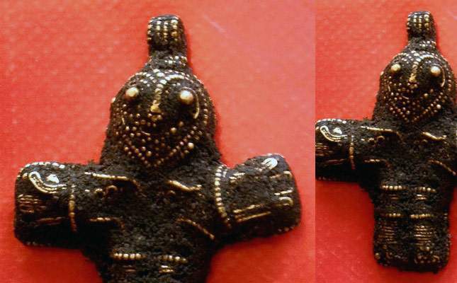 viking-age-gold-crucifix-a-super-rare-find-02
