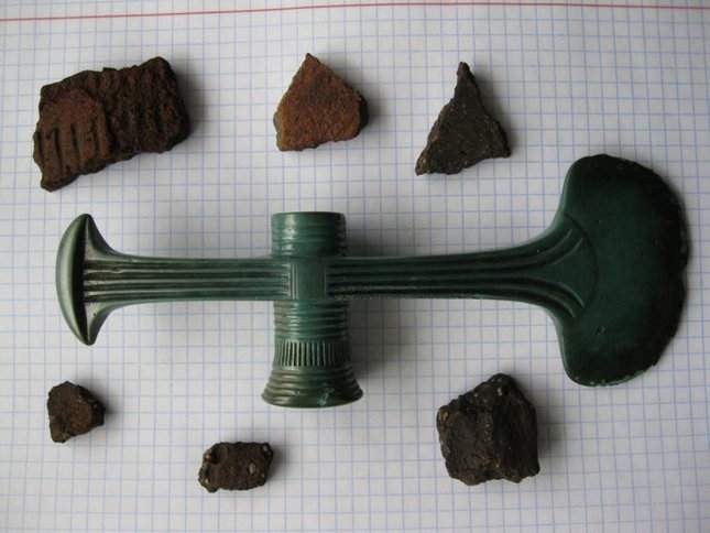 bronze-axe-16th-14th-century-09