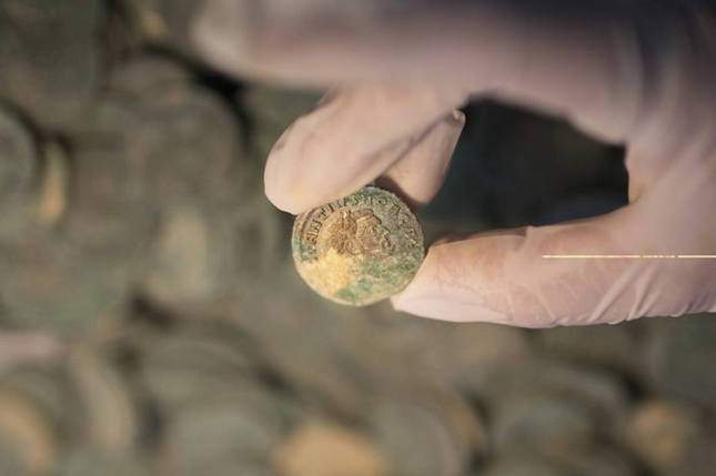 roman-hoard-found-600-kg-of-coins-07