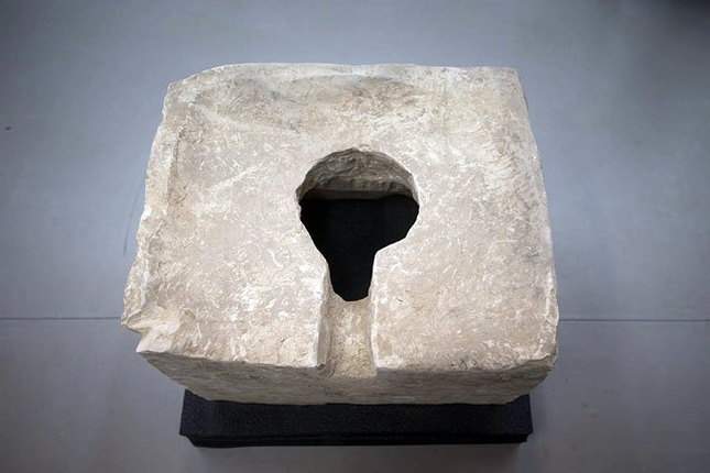 ancient-toilet-discovered-plus-nearby-finds-decent-ones-02